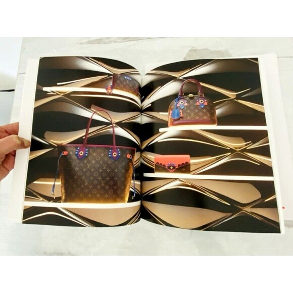 Louis Vuitton THE BOOK No. 14 Catalog Magazine 2022 March + Holidays Price List - Picture 4 of 11